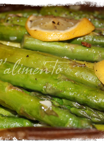 baked asparagus topped with lemon slices