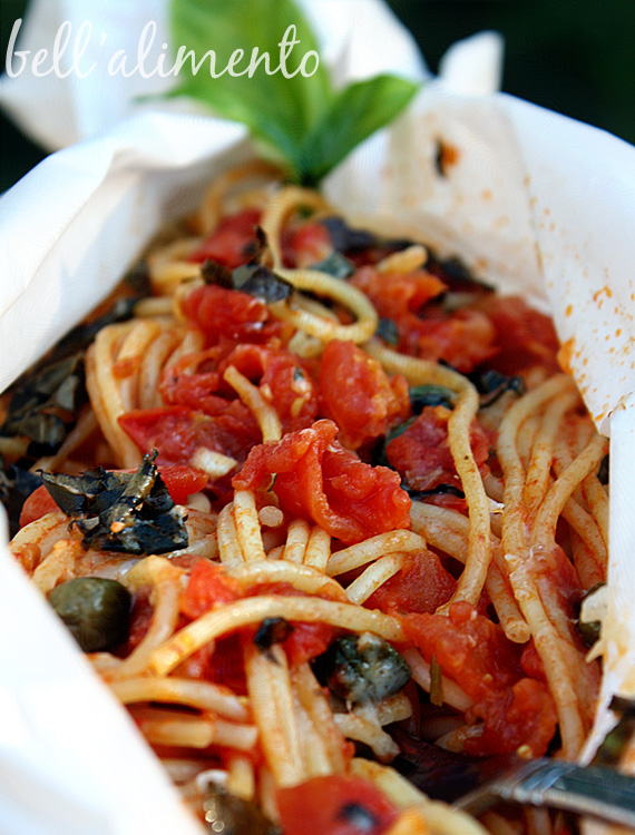 Spaghetti baked in parchment paper 