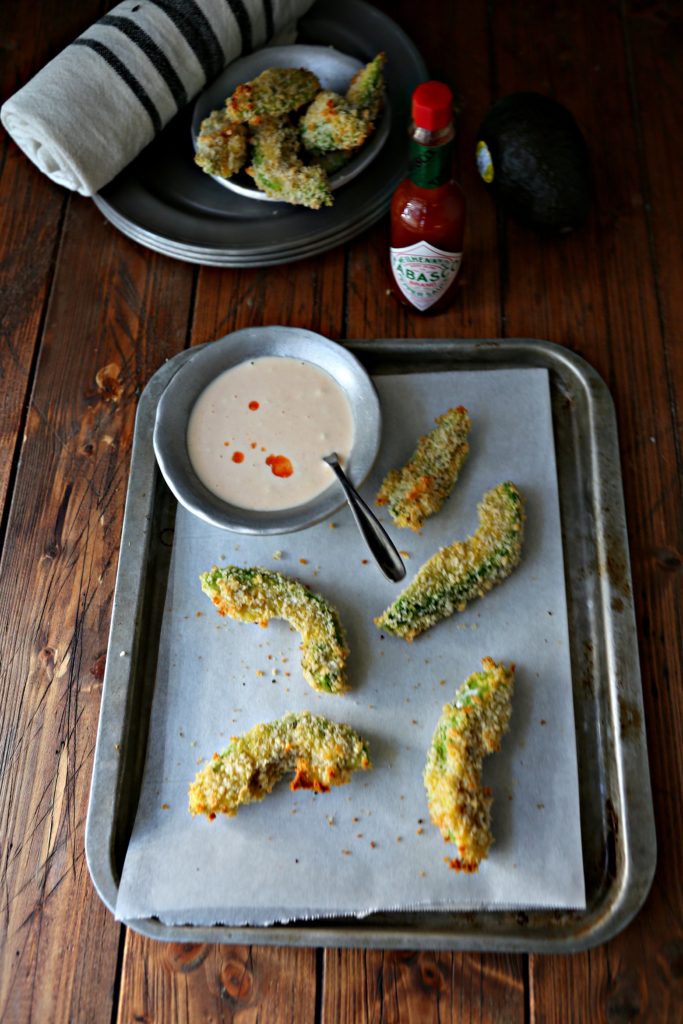 Crispy Baked Avocado Fries with Spicy Dipping Sauce #appetizer #avocado #avocadofries #vegetarian